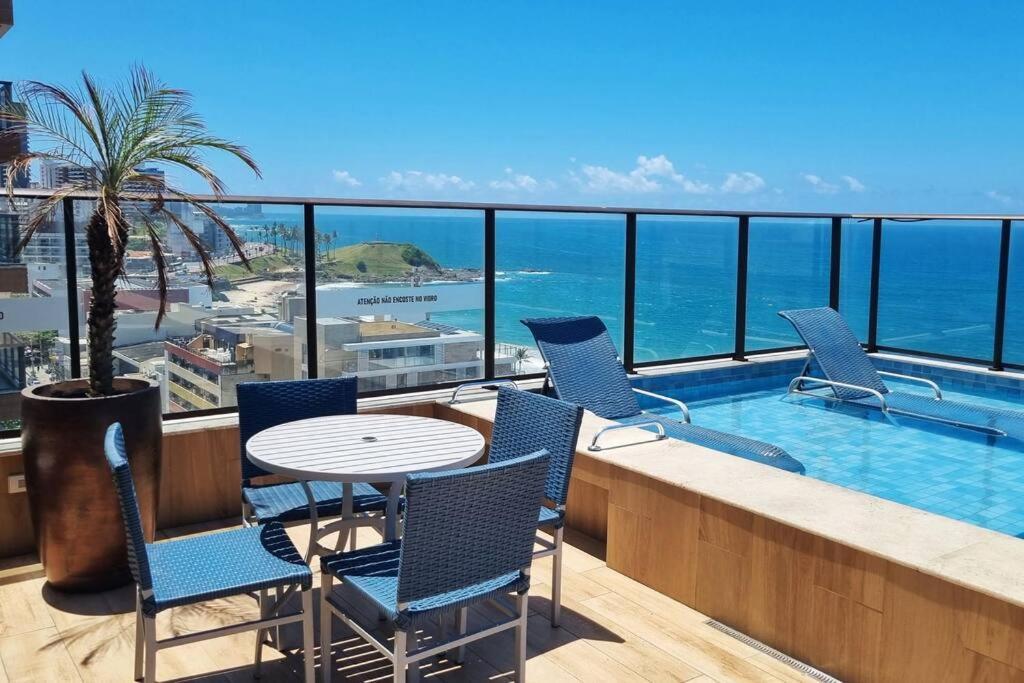Apartamento Belo Na Barra, Proximo Da E Do Farol. *