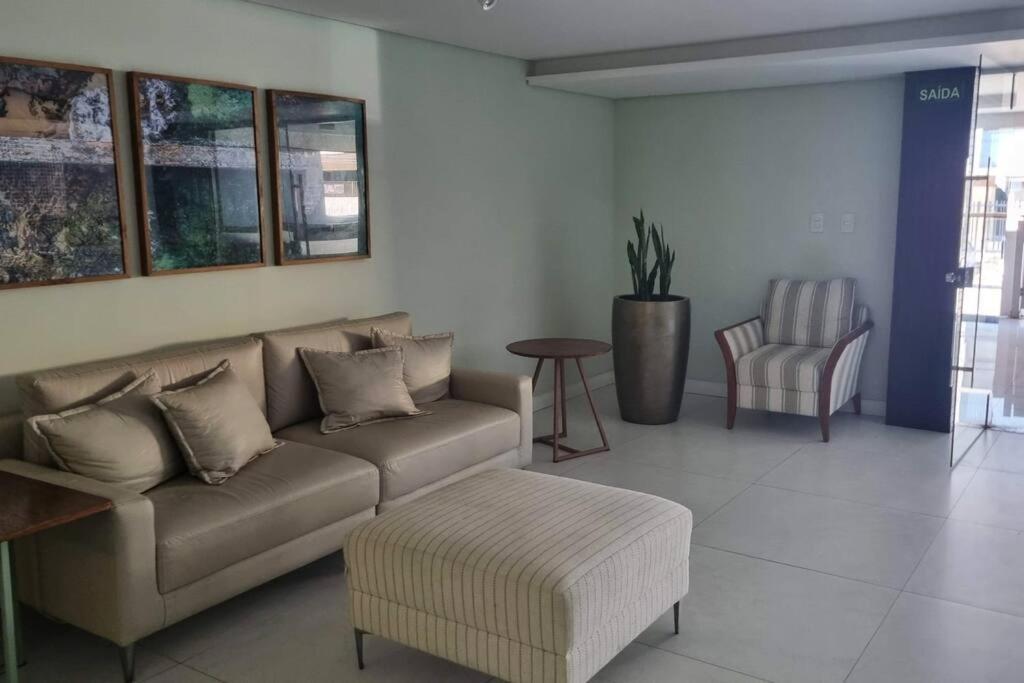 Apartamento Belo Na Barra, Proximo Da E Do Farol.
